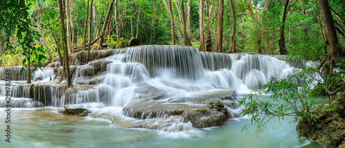 Huai Mae Khamin Waterfall poziom 6, Khuean Srinagarindra National Park, Kanchanaburi, Tajlandia; panorama