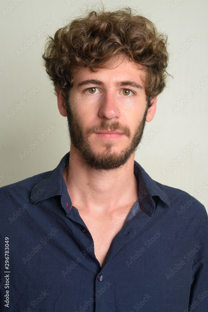 Obraz premium Face of young bearded businessman with curly hair