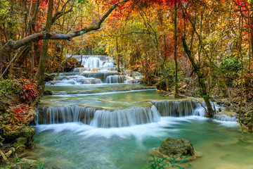 Wandcirkels Watervallen Kleurrijke waterval in herfstbos  © wirojsid