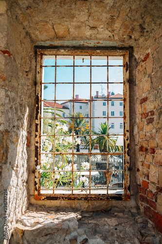 Fototapeta Riva uliczny widok przez fortecznego okno w rozłamu, Chorwacja