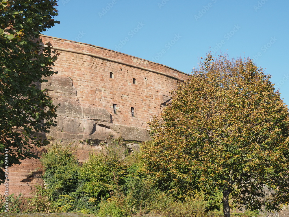 Zitadelle von Bitsch - Citadelle de Bitche im Herbst– gelegen auf einem Hügel über der Stadt Bitsch Zitadelle von Bitsch - Citadelle de Bitche im Herbst– gelegen auf einem Hügel über der Stadt Bitsch