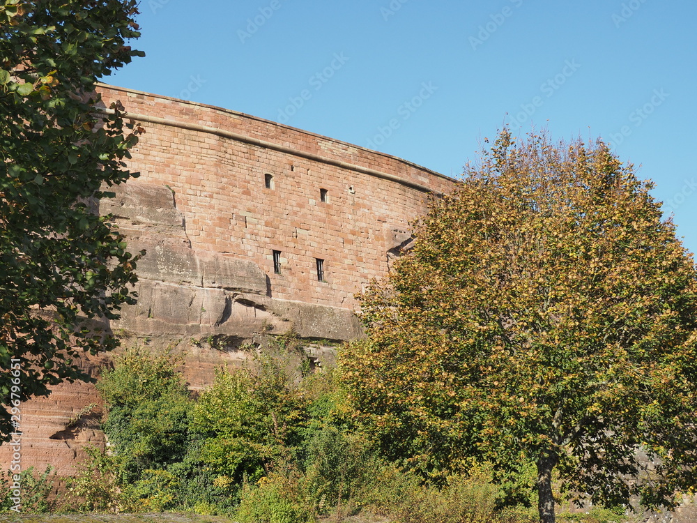 Zitadelle von Bitsch - Citadelle de Bitche im Herbst– gelegen auf einem Hügel über der Stadt Bitsch