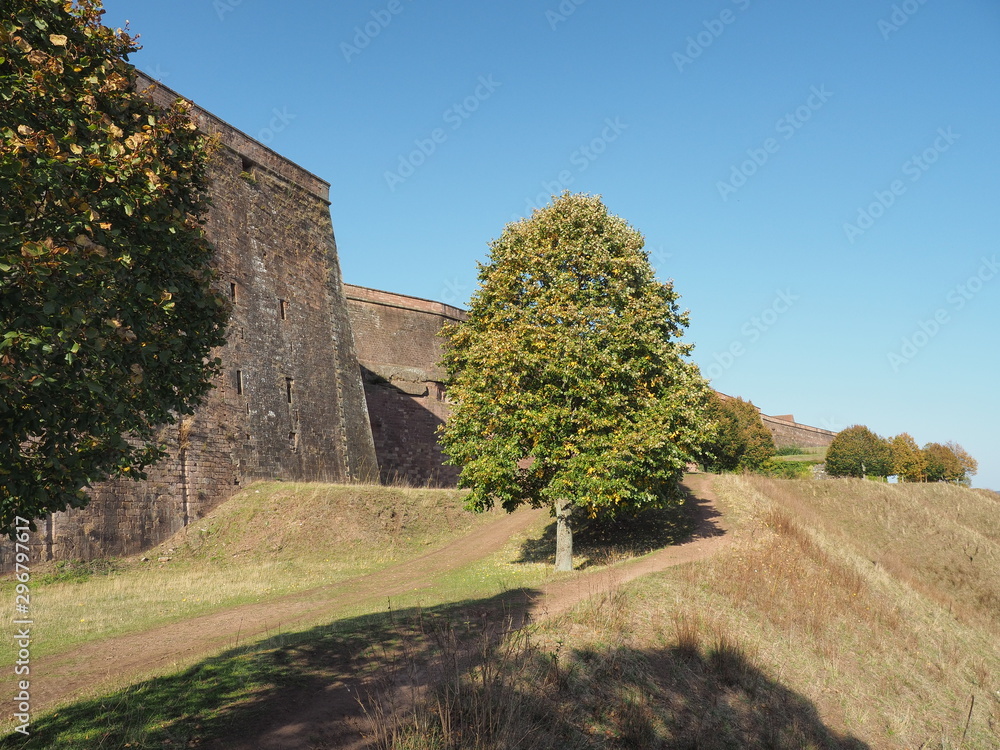 Zitadelle von Bitsch - Citadelle de Bitche im Herbst– gelegen auf einem Hügel über der Stadt Bitsch