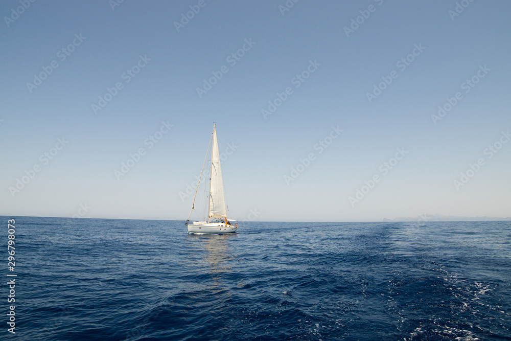 Obraz premium yacht sailing in the mediterranean sea on a sunny day