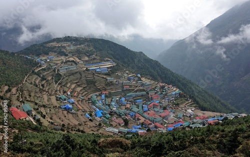 Dans la ville de Namche Bazar au Népal photo