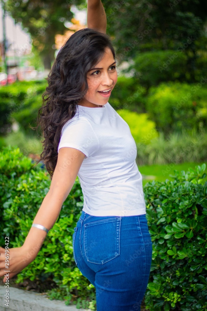 Fototapeta premium Mujer joven en el parque