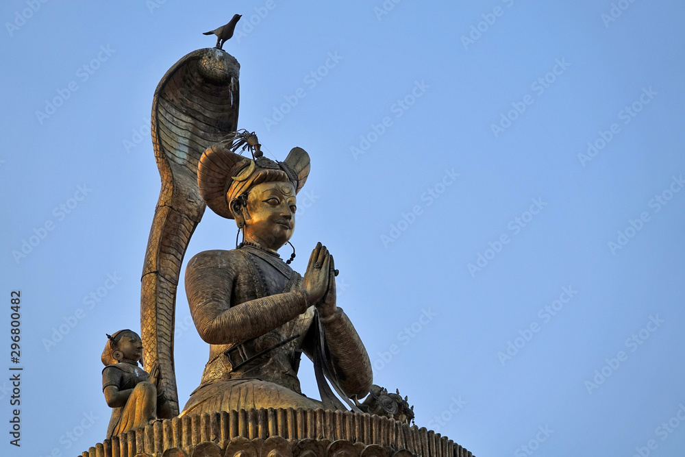 Obraz premium Statue sur une colonne de Durbar Square de Katmandou, Népal