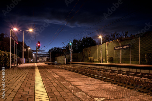 peron na dworcu kolejowym Opole Zachodnie w nocy