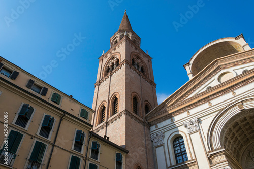 Symmetrical view of a church tower between two ancient buildings © Simone