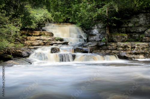 Fototapeta Naklejka Na Ścianę i Meble -  waterfall in forest keld yorkshire dales