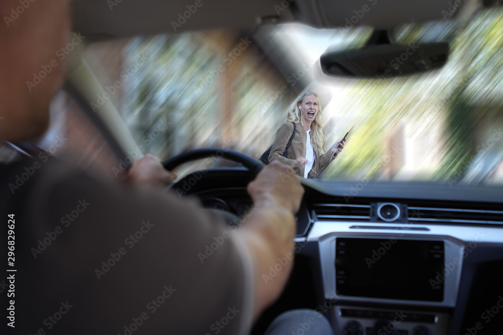 Junge Frau mit Handy in der Hand, wird von einem Auto angefahren