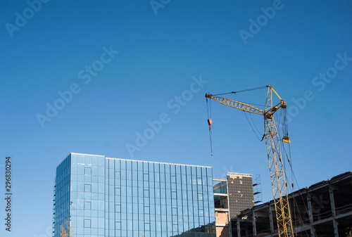 crane builds a building