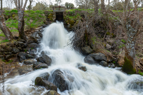 cascada agua molino de agua antiguo efecto seda