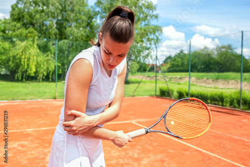 Arm injury during tennis practice © didesign