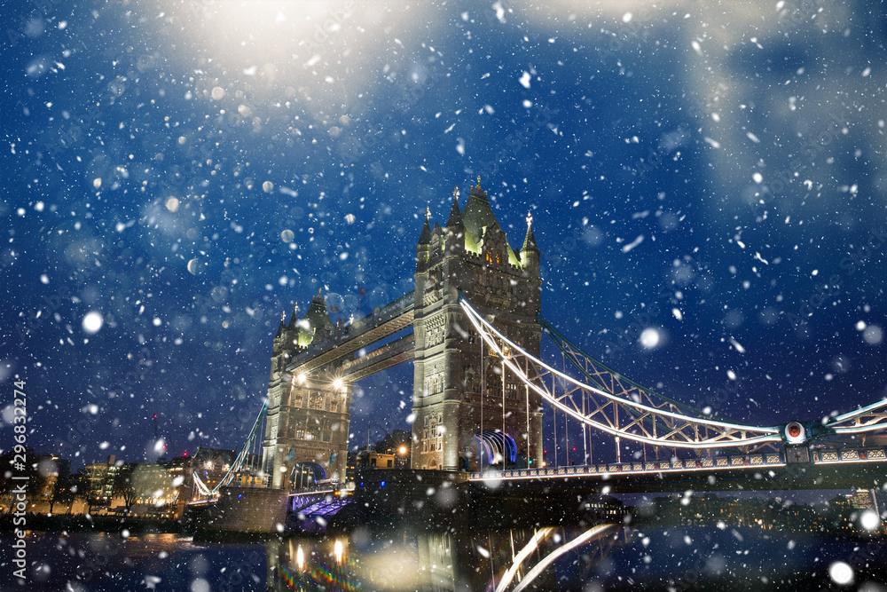 Fototapeta Tower Bridge w Londynie w śniegu o świcie.