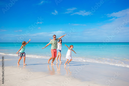 Obraz na płótnie Happy family on the beach during summer vacation w salonie