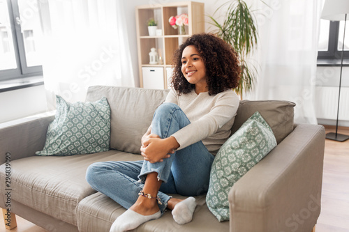 Φωτογραφία people, race, ethnicity and portrait concept - happy african american young woma