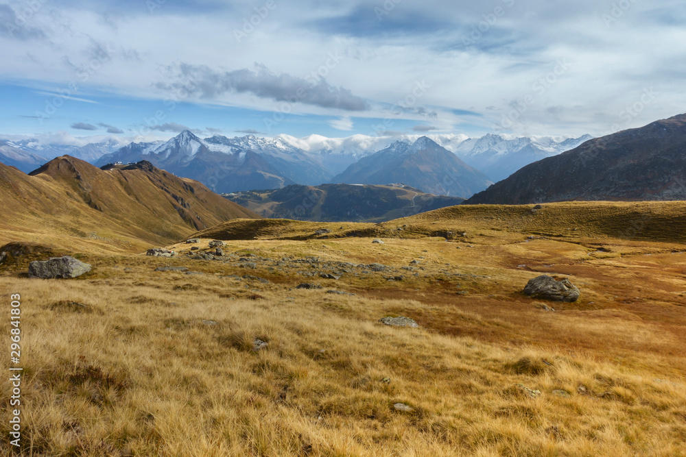 Herbstliche Berglandschaft im Zillertal in Tirol