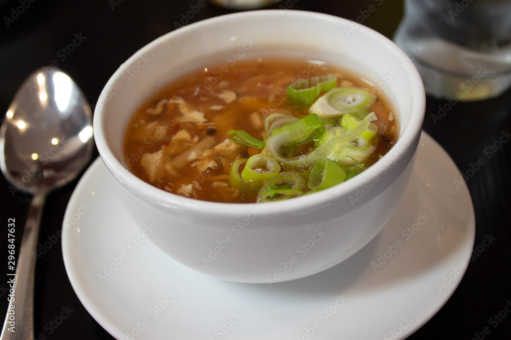 Chinesische sauer-scharf Suppe, Pekingsuppe, traditionell zubereitet Chinesische sauer-scharf Suppe, Pekingsuppe, traditionell zubereitet