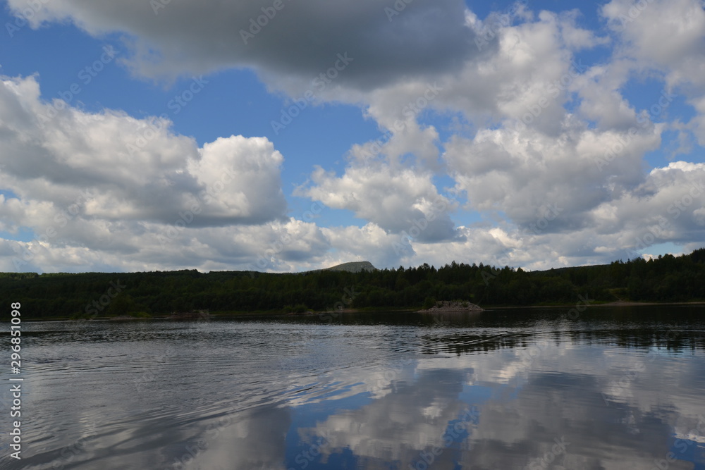 Obraz premium Vishera River and Mount Polud on the east side on the horizon