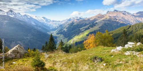 Panorama einer Herbstlandschaft im Zillertal in Tirol