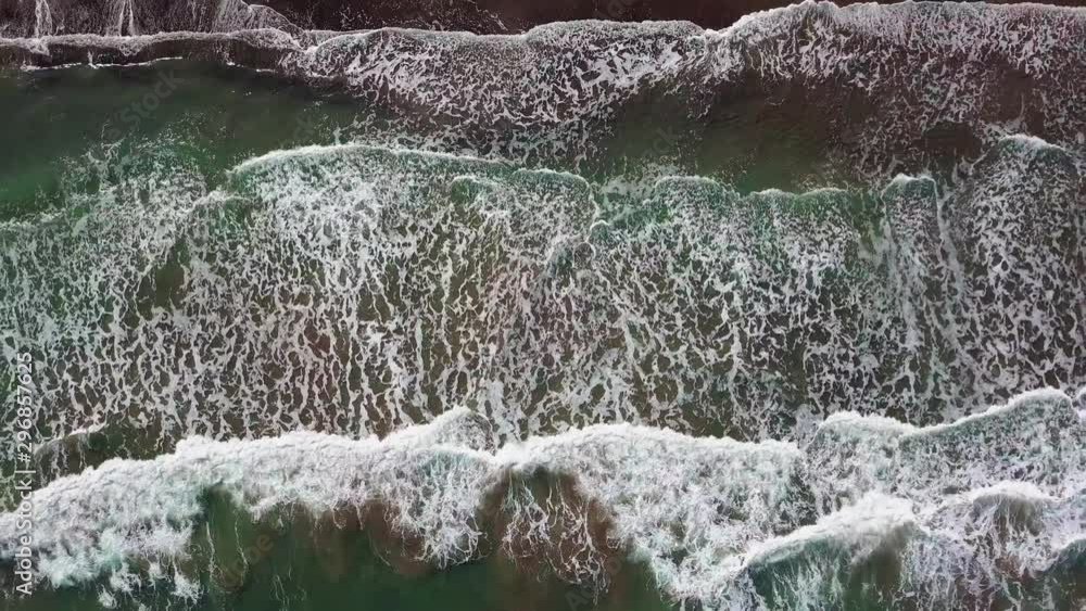 Toma aérea de las olas en la costa