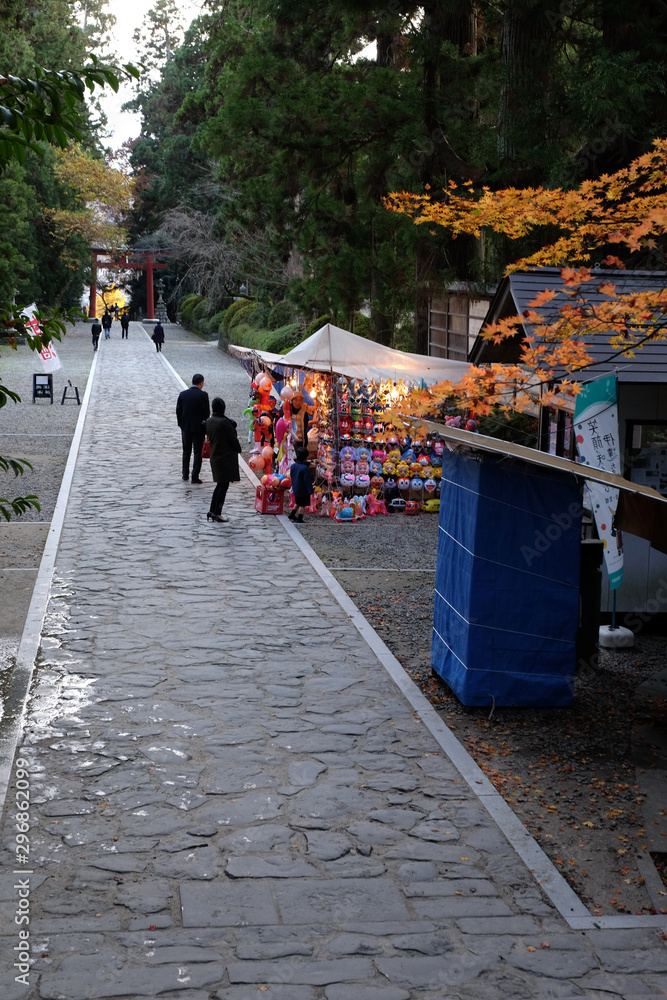 仙台大崎八幡宮の参道の紅葉風景
