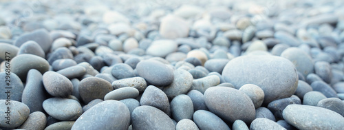 Photo Round stones on a dry river bed outside in nature