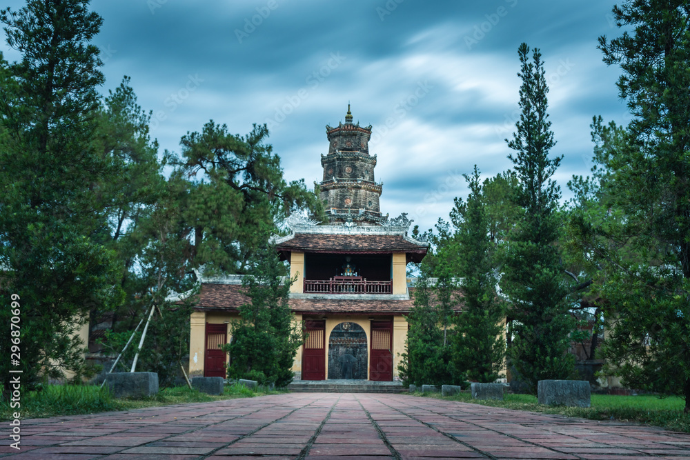 Obraz premium Thien Mu Pagoda Hue Vietnam in a cloudy day