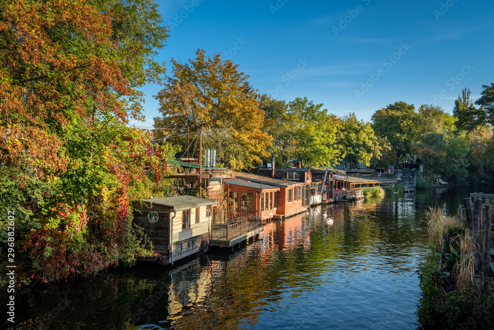 Obraz premium Morgendliche Idylle am herbstlichen Flutgraben zwischen Puschkinallee und Spree in Berlin-Kreuzberg - Graffitischmierereien wurden retuschiert