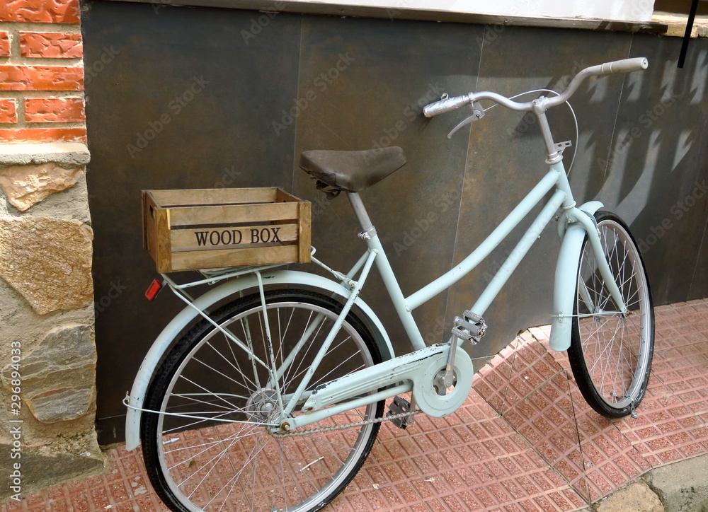 Vélo ancien avec caisse en bois sur le porte bagage