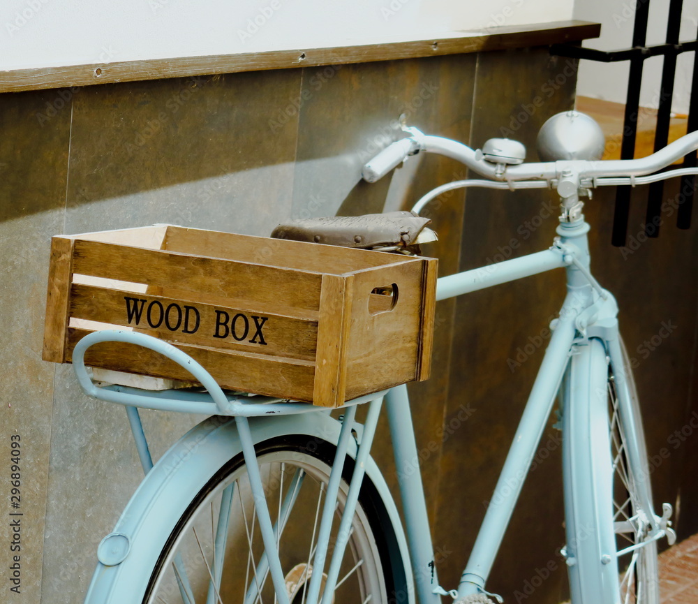 Vélo ancien avec caisse en bois sur le porte bagage Photos | Adobe Stock