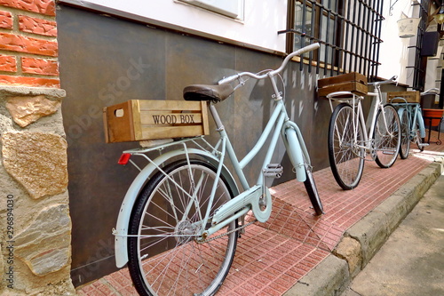 Vélo ancien avec caisse en bois sur le porte bagage photo