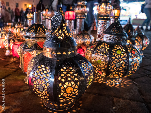 Fotografie colorful arabic lamps in marrakech market
