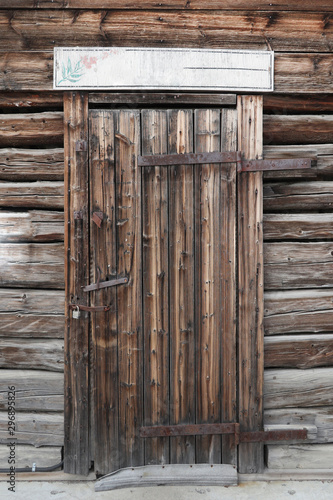 古い小屋の扉 Door of the old hut