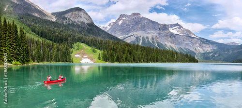 Cuadro en lienzo Famous Emerald Lake, Yoho National Park, British Columbia, Canada