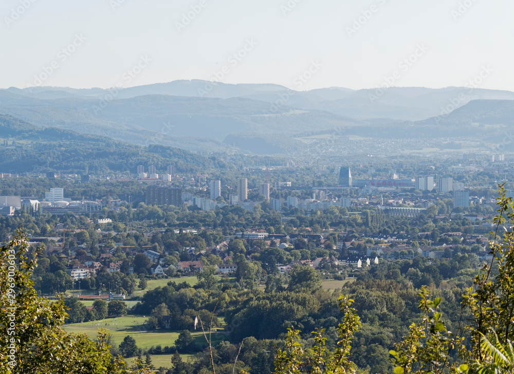 Landschaft von Süddeutschland - Blick über Stadt Lörrach, Richtung Basel und Schweiz Jura