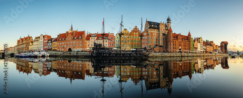 Duża panorama Gdański stary miasteczko i sławny żuraw przy wschodem słońca, Polska