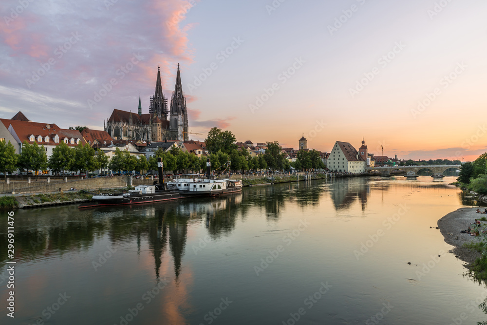 Panorama von Regensburg während Sonnenuntergang mit Donau und Dom und steinerne Brücke, Deutschland
