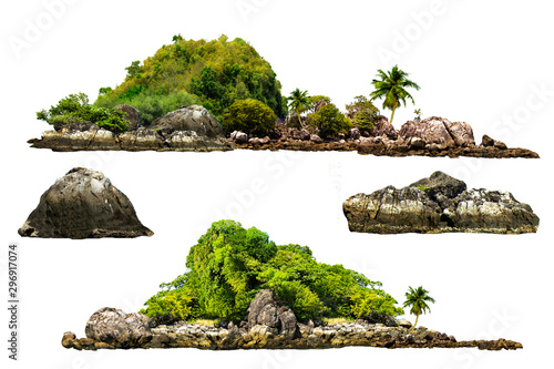 Drzewa. Góra na wyspie i skałach. Odizolowywający na Białym tle