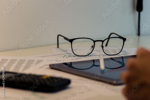 Photography of an office table with different objects.