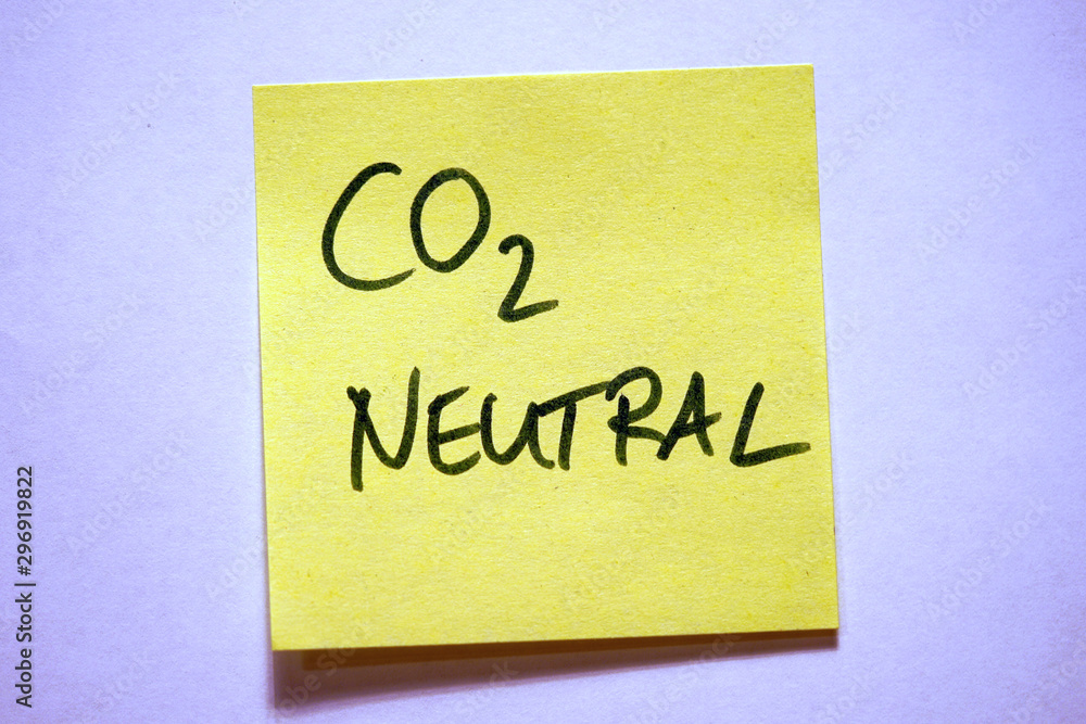 Gelbe Haftnotiz mit Schlagwort Klimawandel CO2 neutral Gelbe Haftnotiz mit Schlagwort Klimawandel CO2 neutral