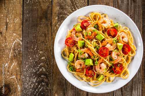 Pasta with shrimps and vegetables