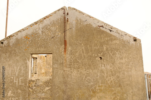 Ein verlassenes Gebäude auf dem Berg von Gibraltar photo