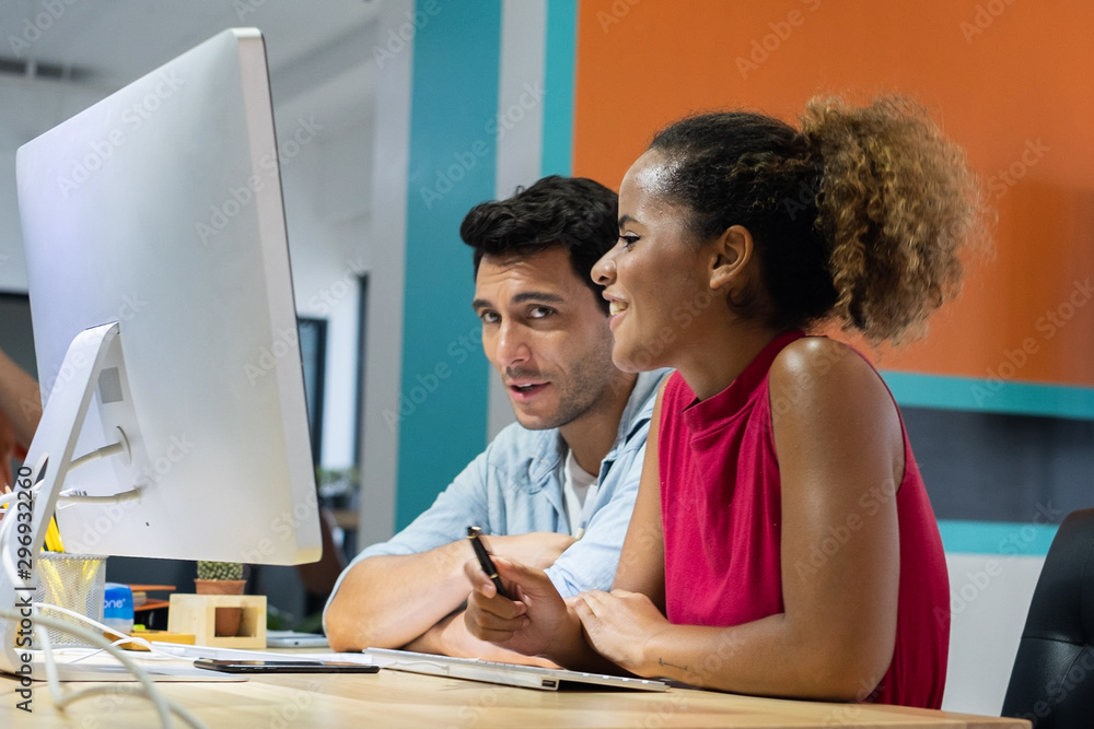 Obraz premium designers team working modern. creative manager showing new project idea monitor.