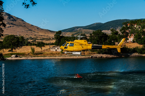 Fotografie Helicópteros repostando agua