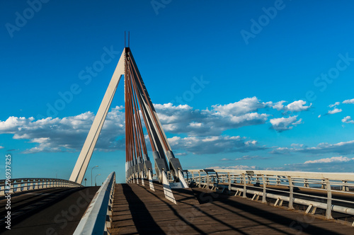  Puerta Grande de Las Rozas. Se trata de un puente atirantado asimétrico de 102 m de luz que se sostiene sobre un mástil de 45 m de altura,1​ formado por dos cartabones de acero en planos inclinados.