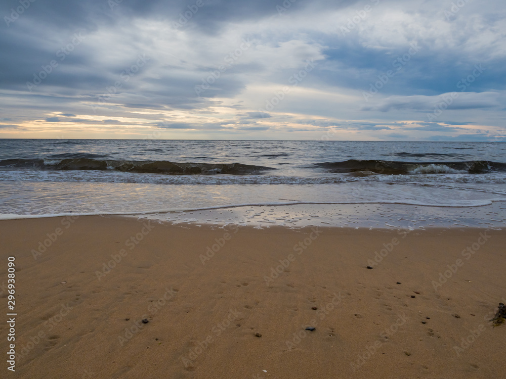 Fale na brzegu Morza północnego w Brora