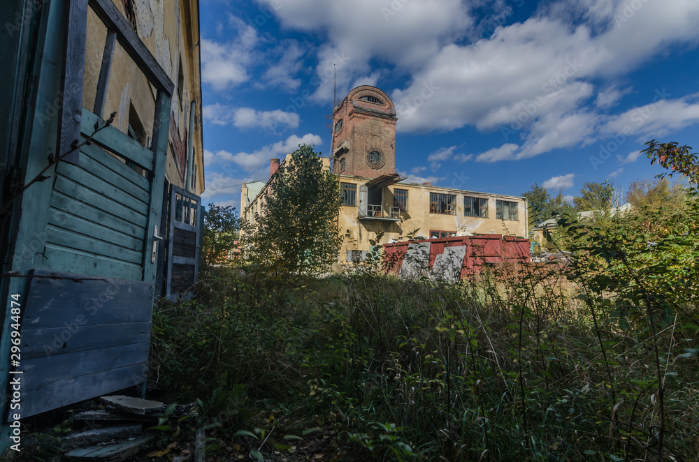 Fototapeta premium bunte verlassene fabrik mit einem turm