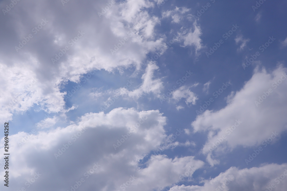 Obraz premium Fluffy cloud in blue sky background.